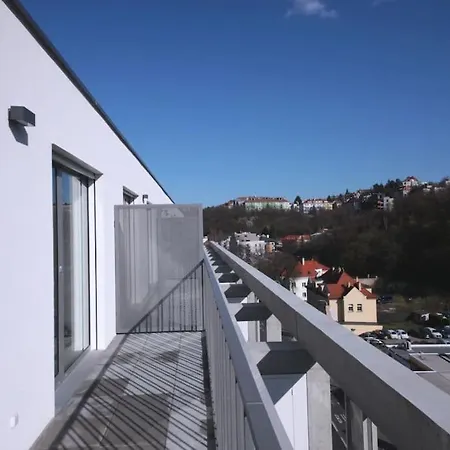 Spacious Floor Flat, Air Conditioning, Free Parking, 200mb Wifi Prague