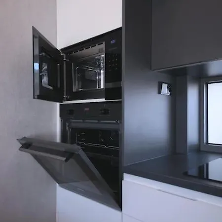 Spacious Floor Flat, Air Conditioning, Free Parking, 200mb Wifi * Prague