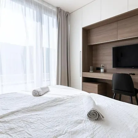 Apartment Spacious Floor Flat, Air Conditioning, Free Parking, 200mb Wifi