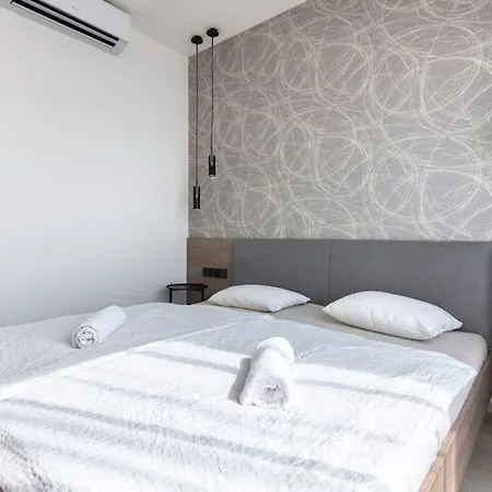 Apartment Spacious Floor Flat, Air Conditioning, Free Parking, 200mb Wifi Prague