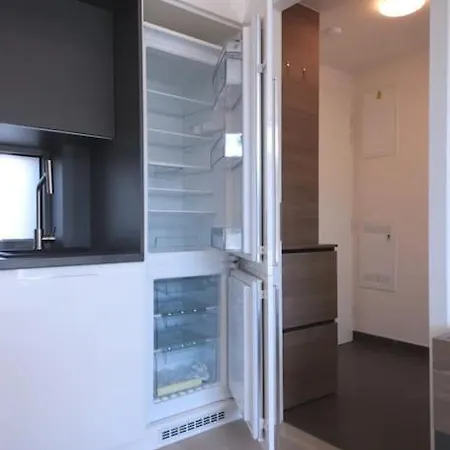 Spacious Floor Flat, Air Conditioning, Free Parking, 200mb Wifi * Prague