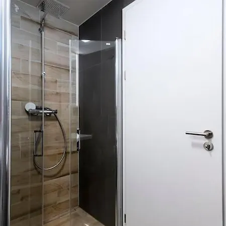 Spacious Floor Flat, Air Conditioning, Free Parking, 200mb Wifi Apartment