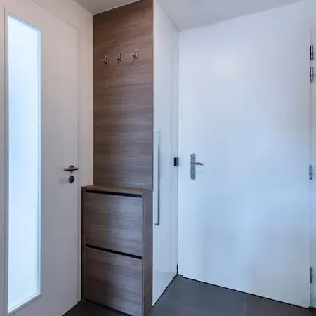 Spacious Floor Flat, Air Conditioning, Free Parking, 200mb Wifi Apartment *