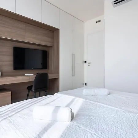 Apartment Spacious Floor Flat, Air Conditioning, Free Parking, 200mb Wifi *