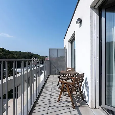 Spacious Floor Flat, Air Conditioning, Free Parking, 200mb Wifi *