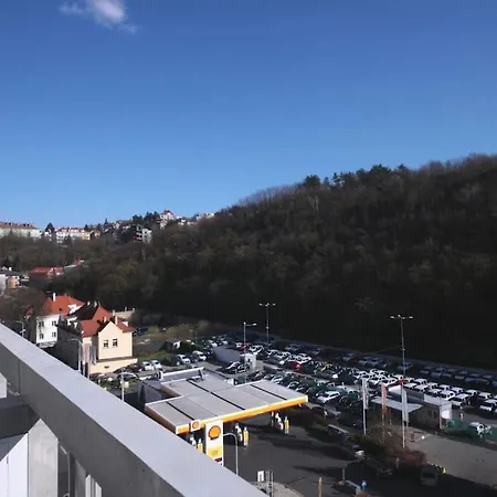 Spacious Floor Flat, Air Conditioning, Free Parking, 200mb Wifi * Prague