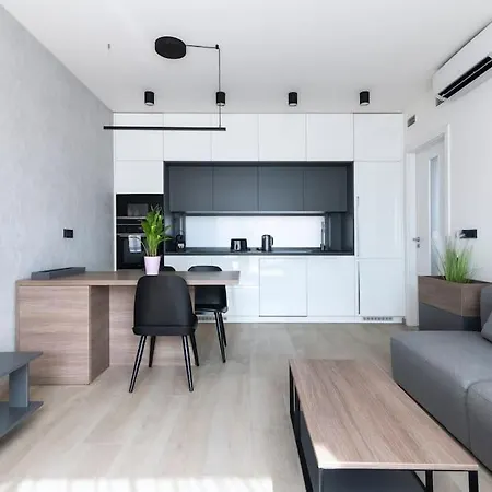 Spacious Floor Flat, Air Conditioning, Free Parking, 200mb Wifi Apartment