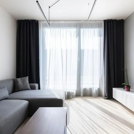 Spacious Floor Flat, Air Conditioning, Free Parking, 200mb Wifi Apartment *