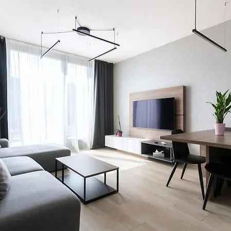 Spacious Floor Flat, Air Conditioning, Free Parking, 200mb Wifi Apartment *