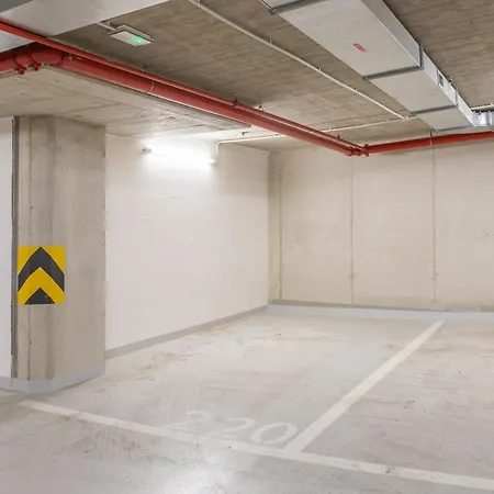 Days - 2bdr - Balcony - Garage Parking - Easy Center Access Apartment Prague