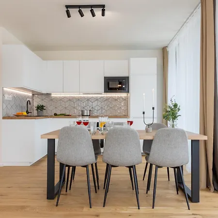 Days - 2bdr - Balcony - Garage Parking - Easy Center Access Apartment