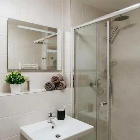 Three Bedroom Aparment With Terrace By Days Prague