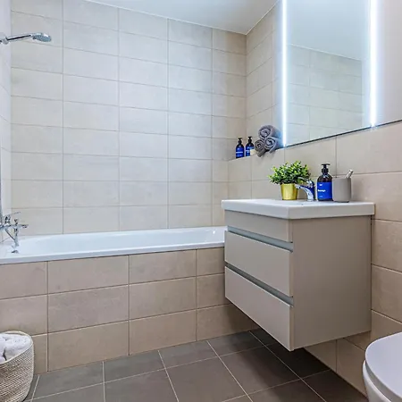 Apartment Three Bedroom Aparment With Terrace By Days