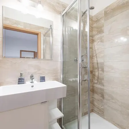 Neat Cozy Old Town Retreat W Queen Bed Apartment *