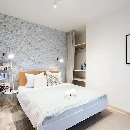 Neat Cozy Old Town Retreat W Queen Bed Apartment