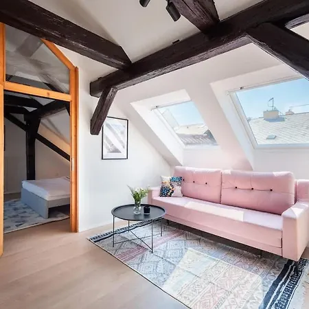 Wonderful Romantic Old Town Apartment *