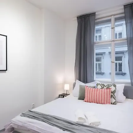 Timeless Charming Near Old Town Apartment *