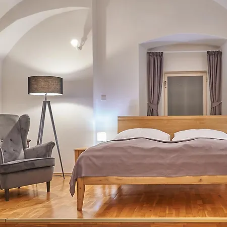 U 3 Pstrosu 4* Прага