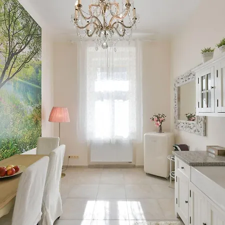 Amethyst Apartment *