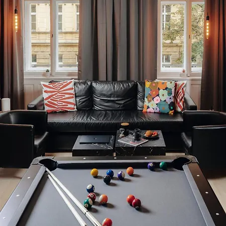 Cinema Billiard & Foosball - Centre Apartment *