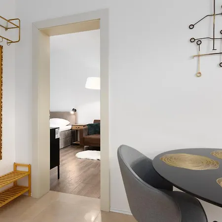 Tichy V Centru Mesta U Metra S Balkonem A Parkovanim Apartment