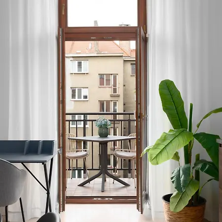 Tichy V Centru Mesta U Metra S Balkonem A Parkovanim Apartment