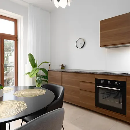 Tichy V Centru Mesta U Metra S Balkonem A Parkovanim Apartment *