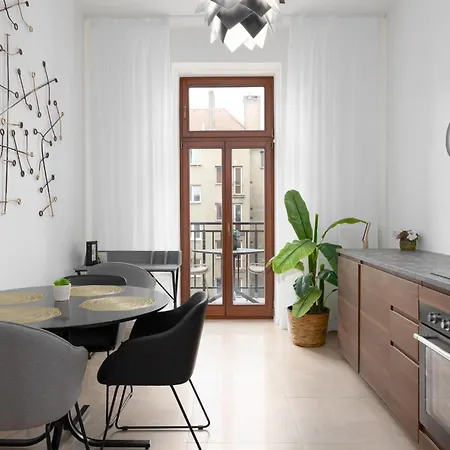 Tichy V Centru Mesta U Metra S Balkonem A Parkovanim Apartment
