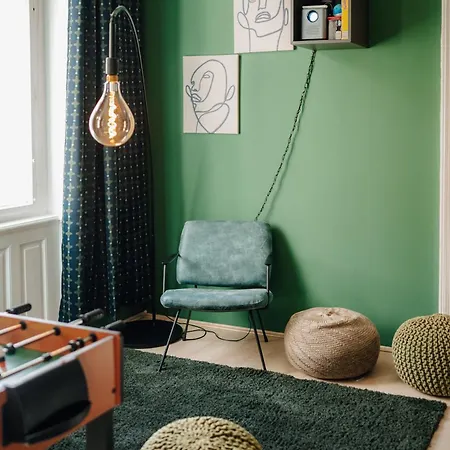 Cinema Billiard & Foosball - Centre Apartment *
