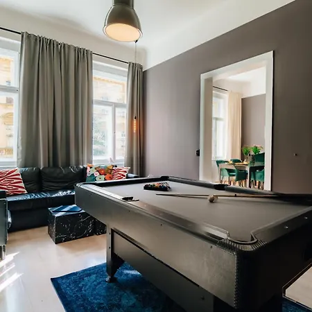Apartment Cinema Billiard & Foosball - Centre *
