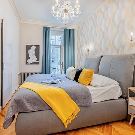 Days - 2bdr - 2 Balconies - Residential Area Apartment Prague