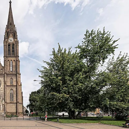 Days - Industrial - Netflix - Namesti Miru