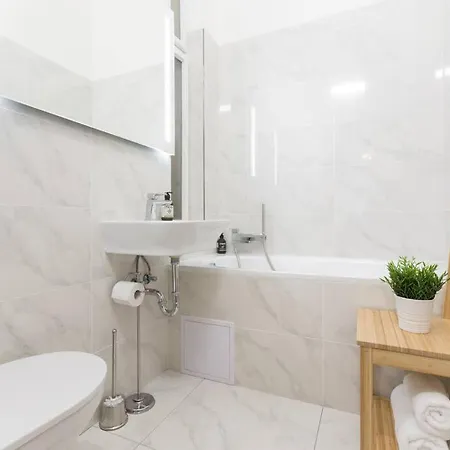 Days - 3bdr - Small Balcony - 2 Bathrooms - 90 Sqm Apartment Prague