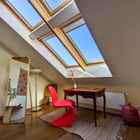 Gasthuis Guestrooms, Rooftop With Garden, Spacious Living Room, Character And Fireplace Praag