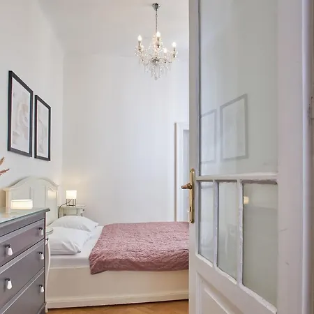 Charles Bridge Premium Residence 4*