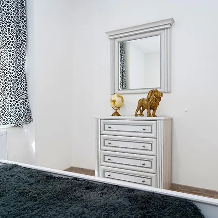 Golden Lion Apartment *