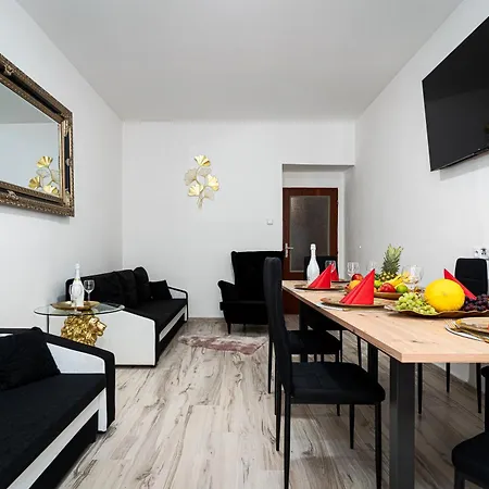 Golden Lion Apartment *