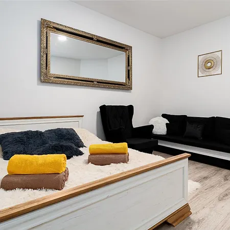 Golden Lion Apartment *