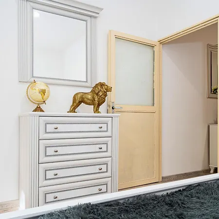 Golden Lion Apartment