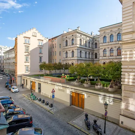 Apartment Academia *