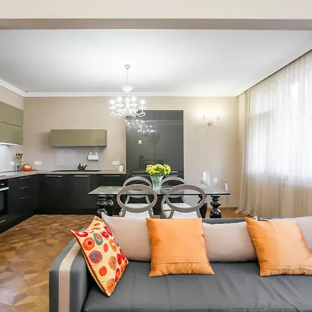 Academia Apartment *