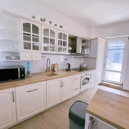 Bed & Breakfast Biomade Prague