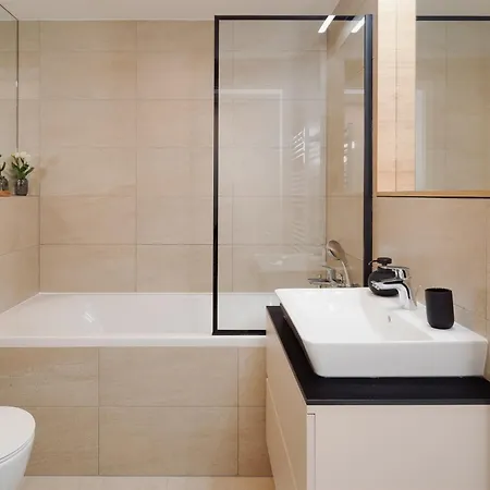 Good Vibe Near Metro - Garage, Air-conditioning, Vinyl Player Apartment