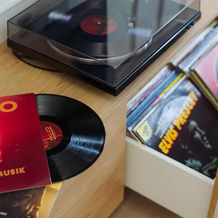 Apartment Good Vibe Near Metro - Garage, Air-conditioning, Vinyl Player *