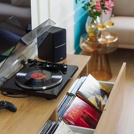 Good Vibe Near Metro - Garage, Air-conditioning, Vinyl Player Apartment