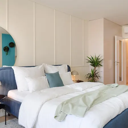 Good Vibe Near Metro - Garage, Air-conditioning, Vinyl Player Apartment