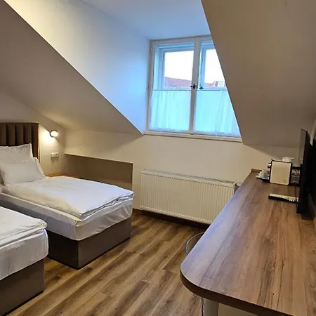 Karlova Otel