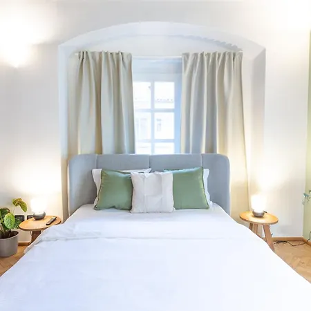 Adam's - Great Price & Location * Praga