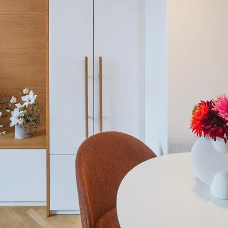 Days - Luxury In Hip Area - 