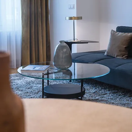 Days - Luxury In Hip Area - 
